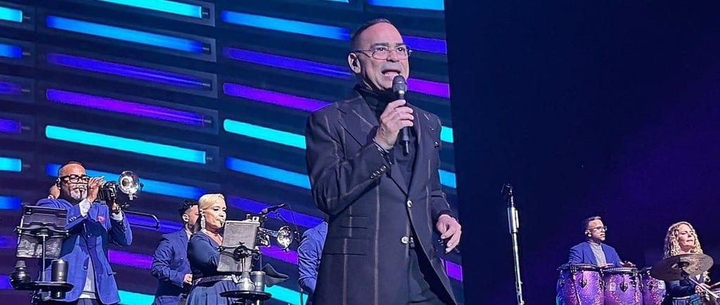 Ni la lluvia detuvo la salsa: Gilberto Santa Rosa hizo historia en el Roig Arena de Valencia