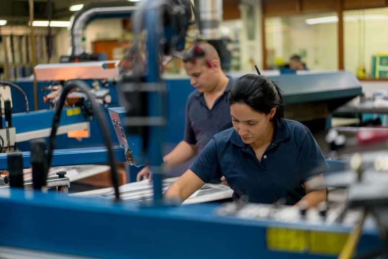 ¡Que no te engañen, paisano! Tus derechos laborales en España — comunidad latina | Latinos FM