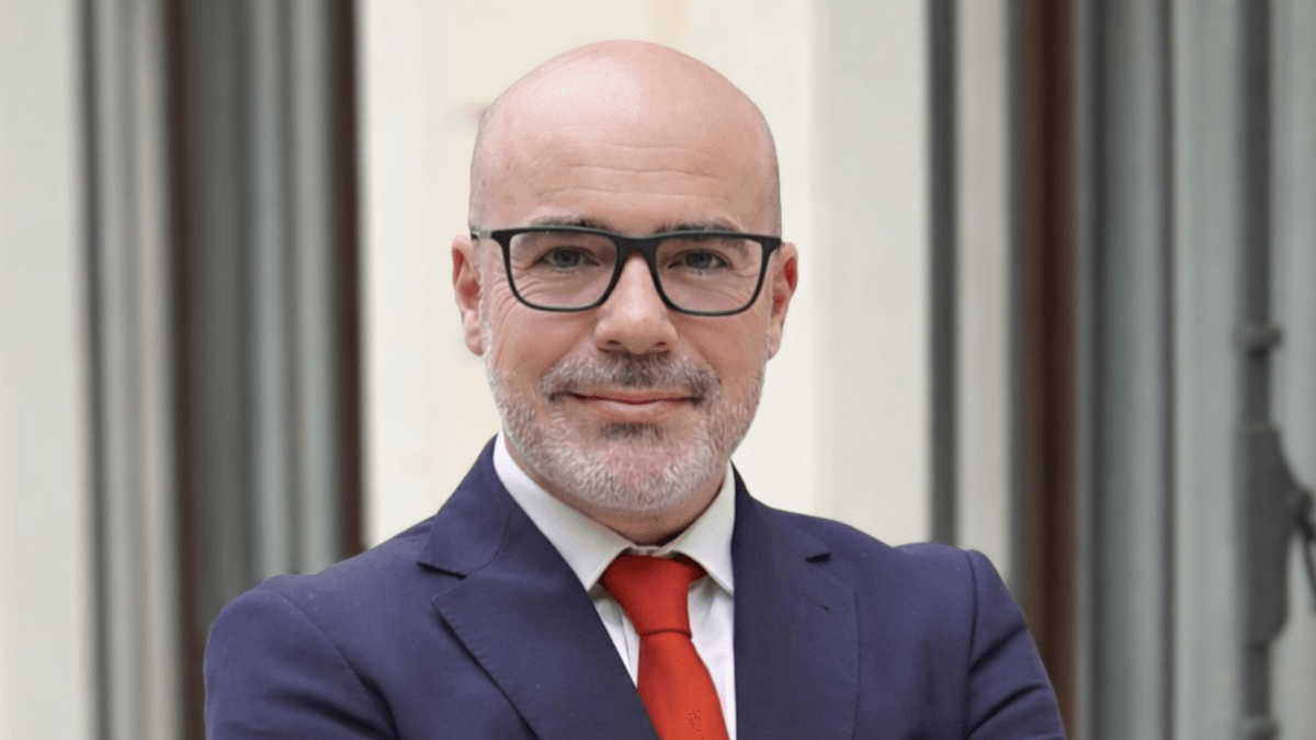 Regularización extraordinaria en España 2026: requisitos, fechas y cómo solicitar, según el Delegado del Gobierno en… — podcast | Latinos FM