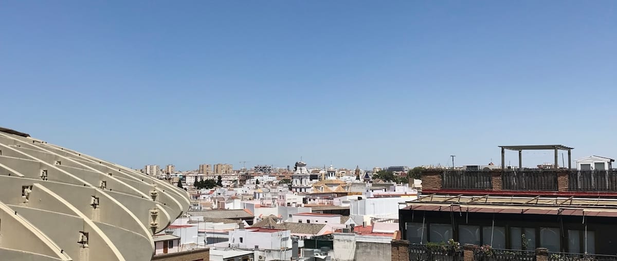 ¿Se puede trabajar en España sin papeles? Opciones y riesgos en 2026 — comunidad latina | Latinos FM